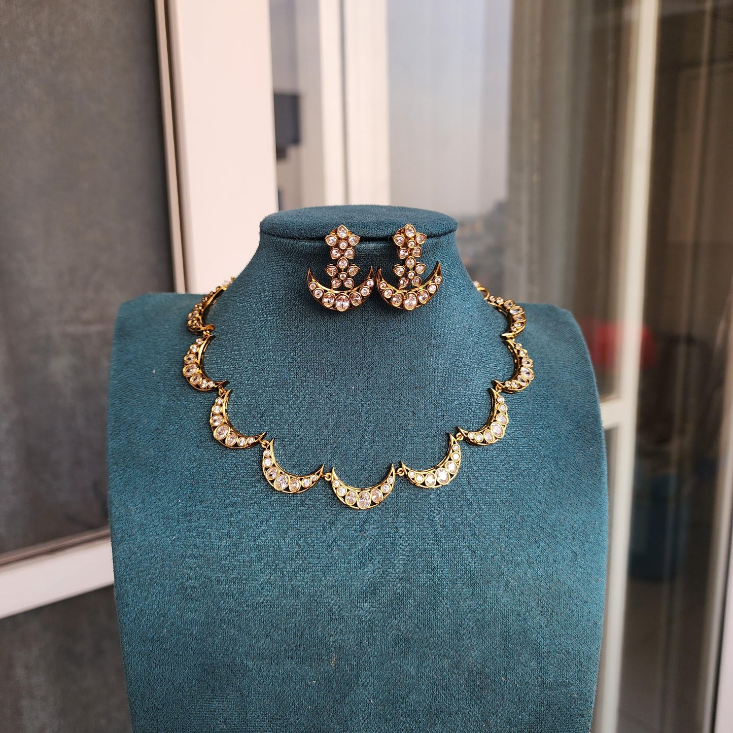 Moon shaped kundan neckset