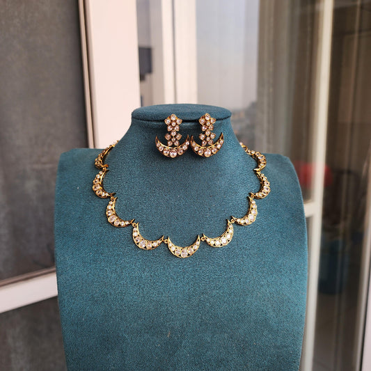 Moon shaped kundan neckset