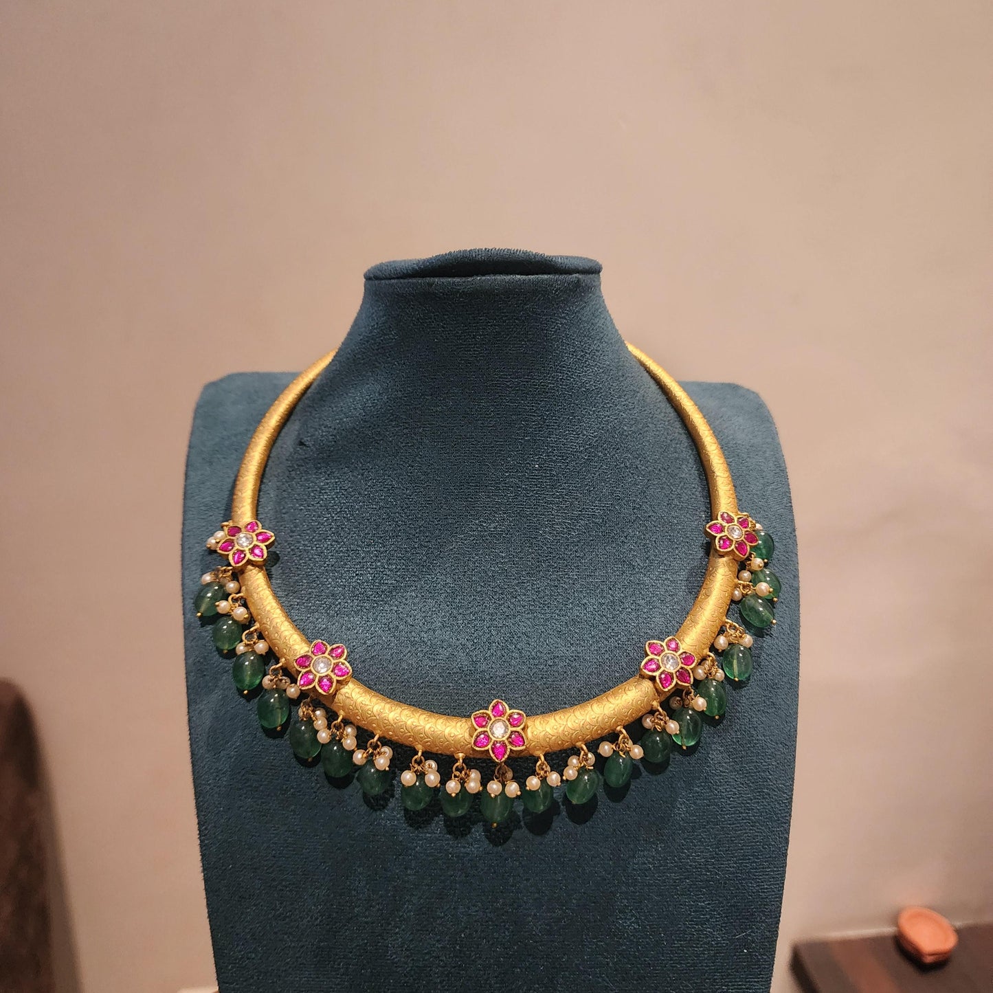 Jadau halsi with jadau flower motifs