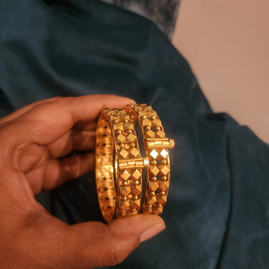 Solid gold alike bangles with box pattern openable