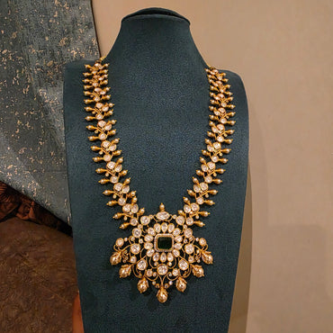Mallepuvu-Moissanite and swaroski pearl neckset