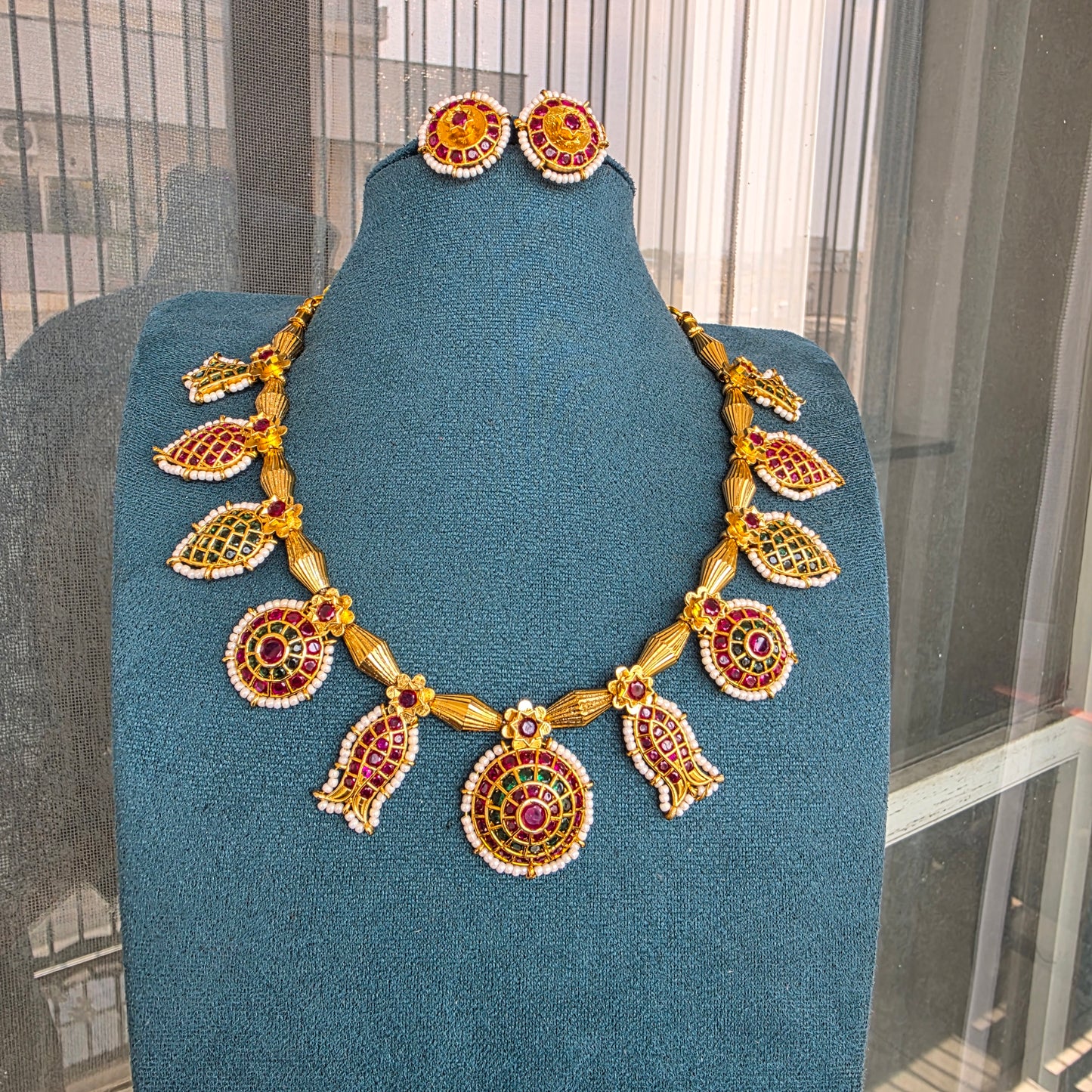 Hemangi- vinatge antique gold kemp neckset