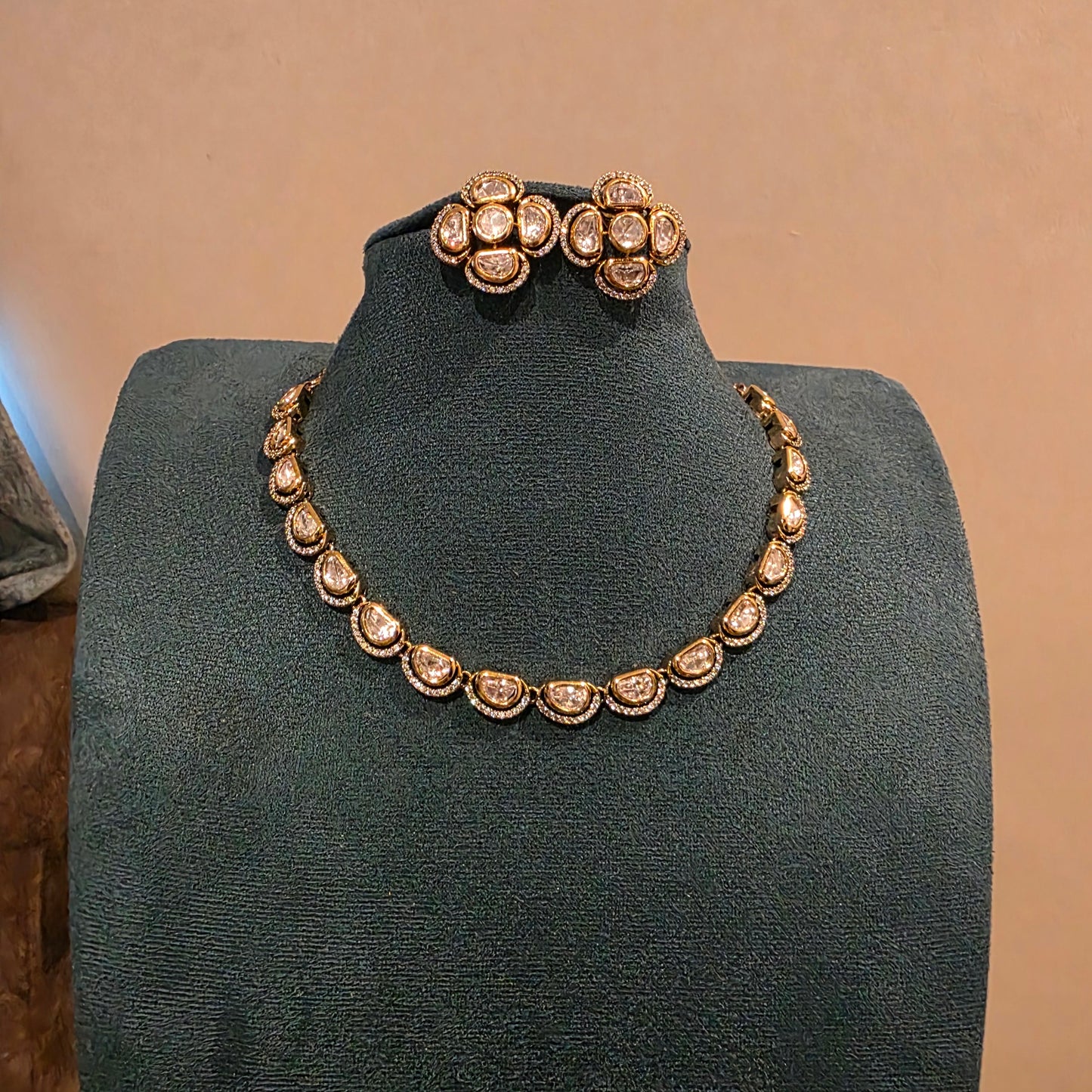 Srimukhi- polki minimal neckset