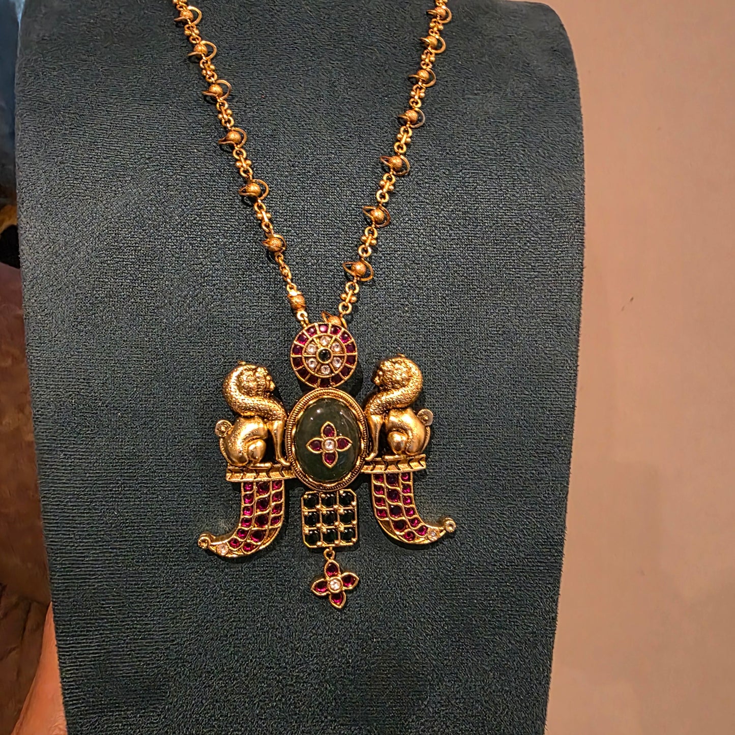 Simhini- antique kemp stone pendant chain