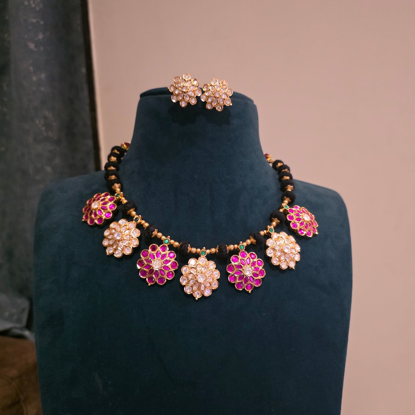 Kusumavati-jadau black thread neckset