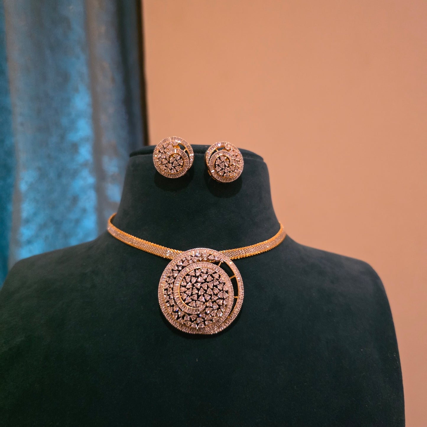 Royal swirl- diamond like ad pendant set with chain