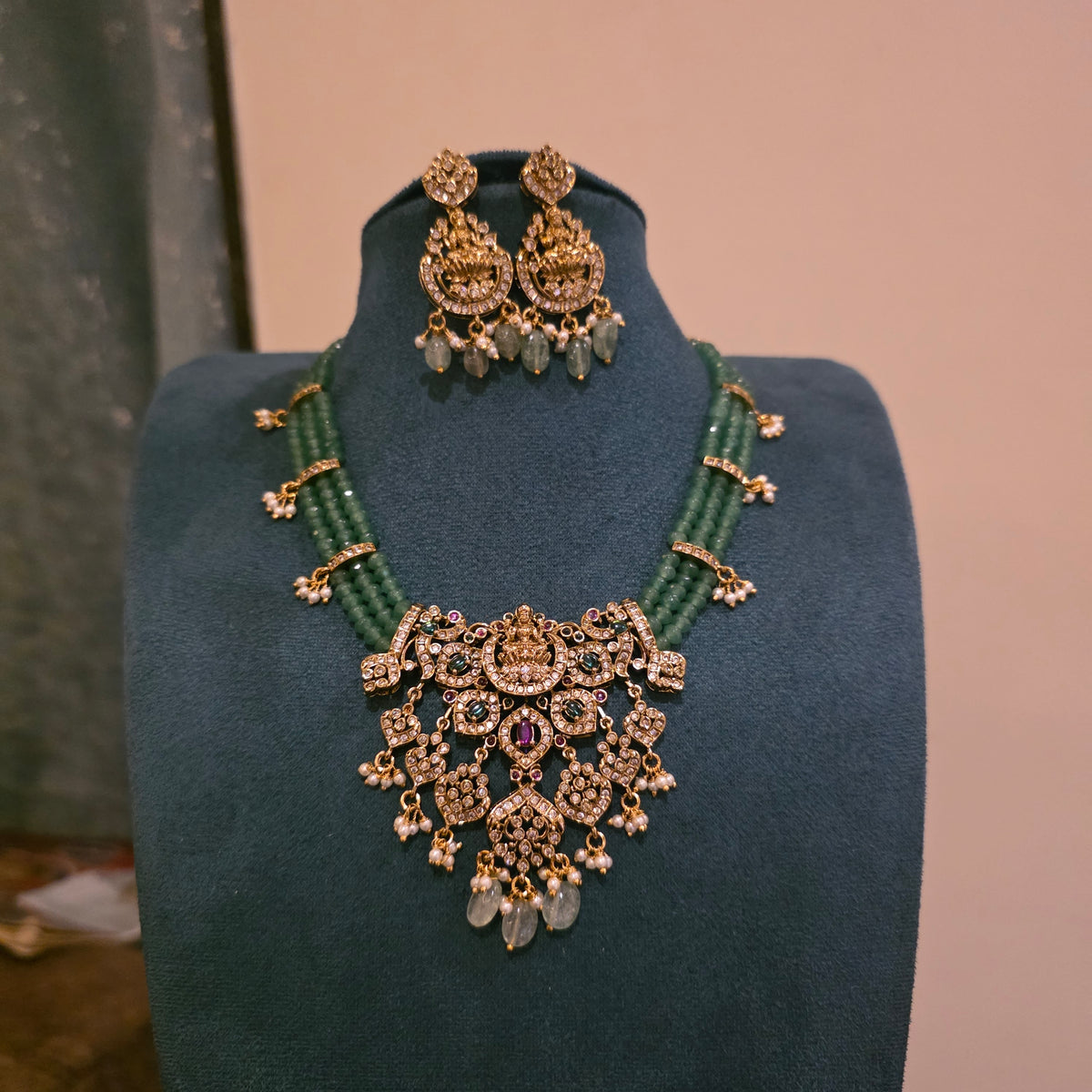 Green crstal victorian neckset