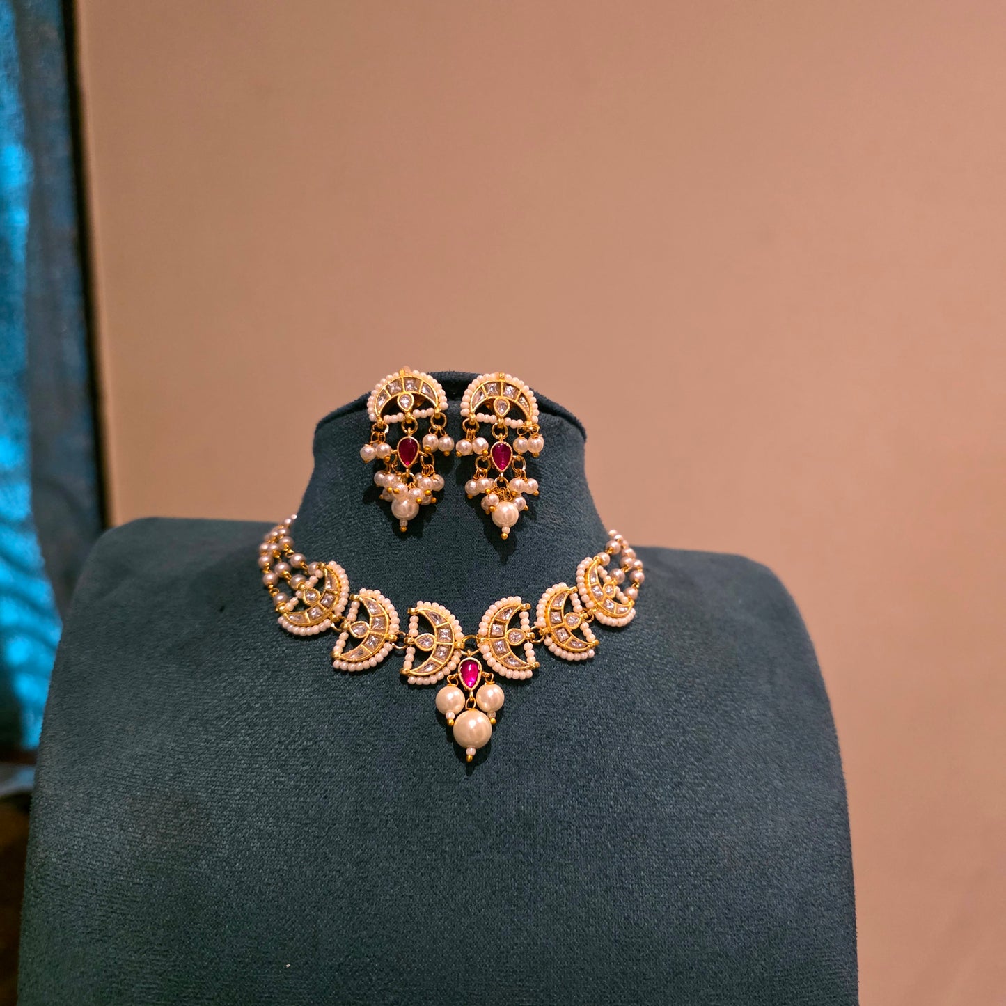 Naina- pearl and kundan choker