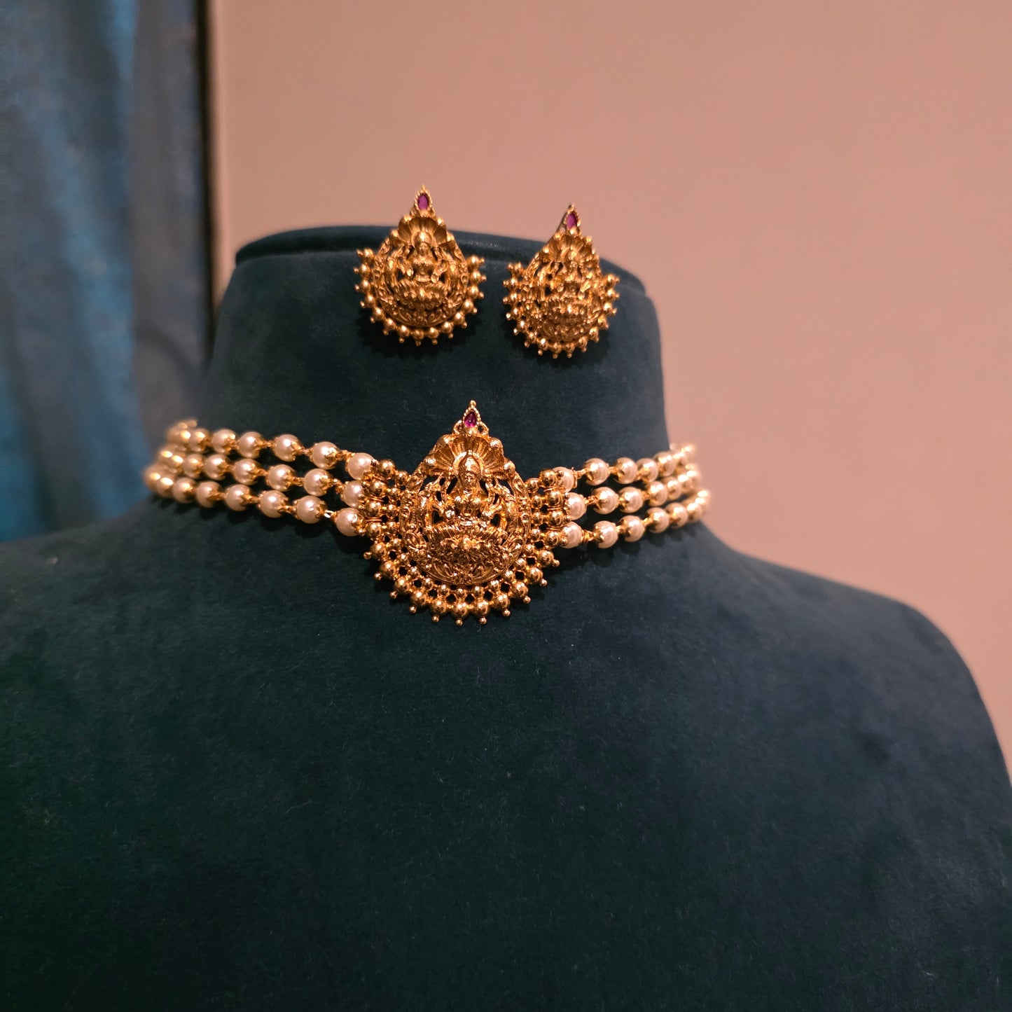 Lakshmi antiqur pearl choker