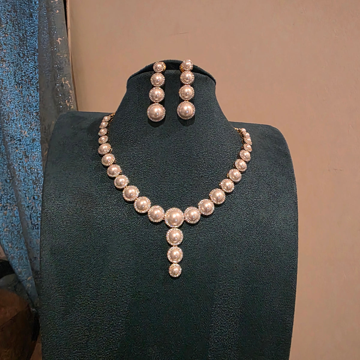 Mutyam- pearl and neckset