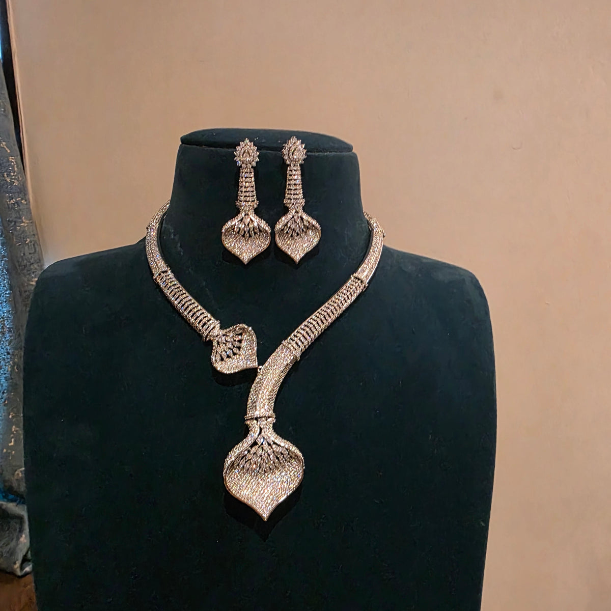 Vinathi- diamond replica hasli with earring