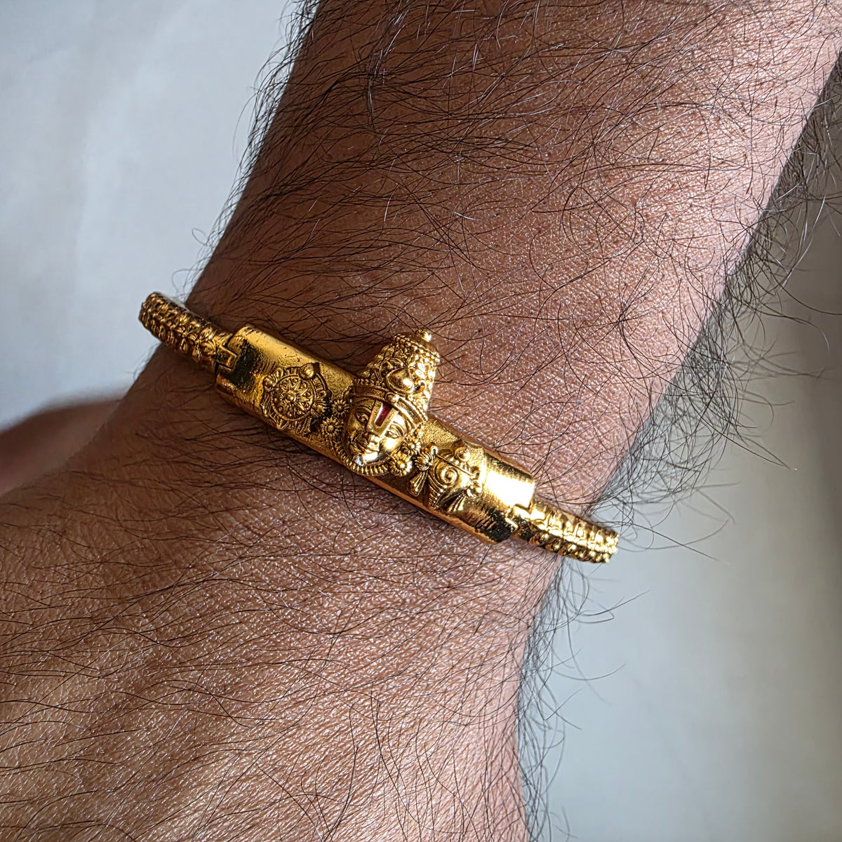 Govinda motif unisex antique finish kada