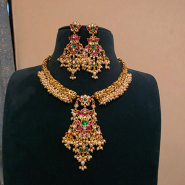 Bhargavi- jadau kundan hasli with pearl detailing.