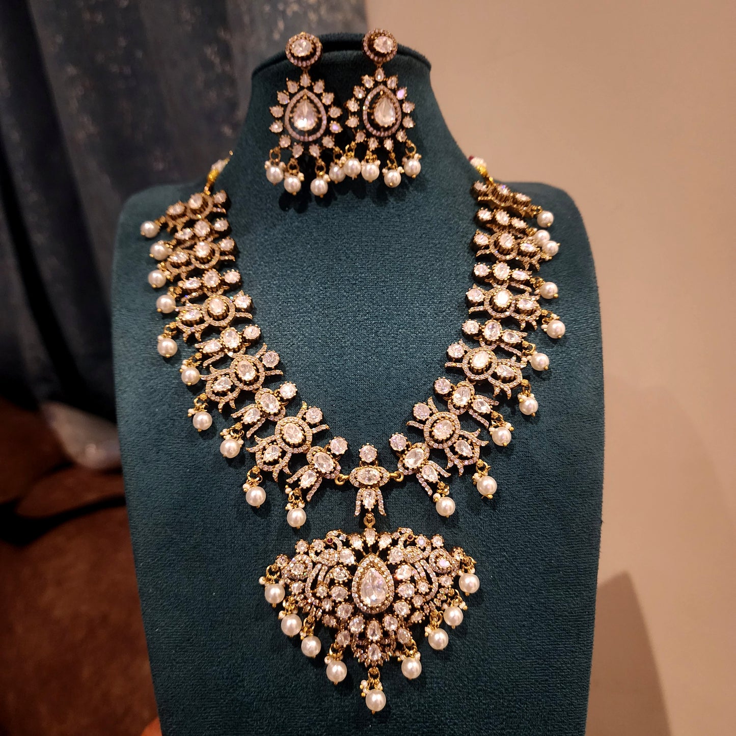 Moissanite white neckset with white pearls