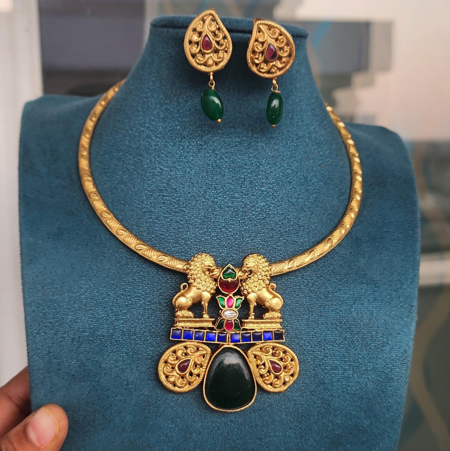 Simha- jadau kundan pendant hasli