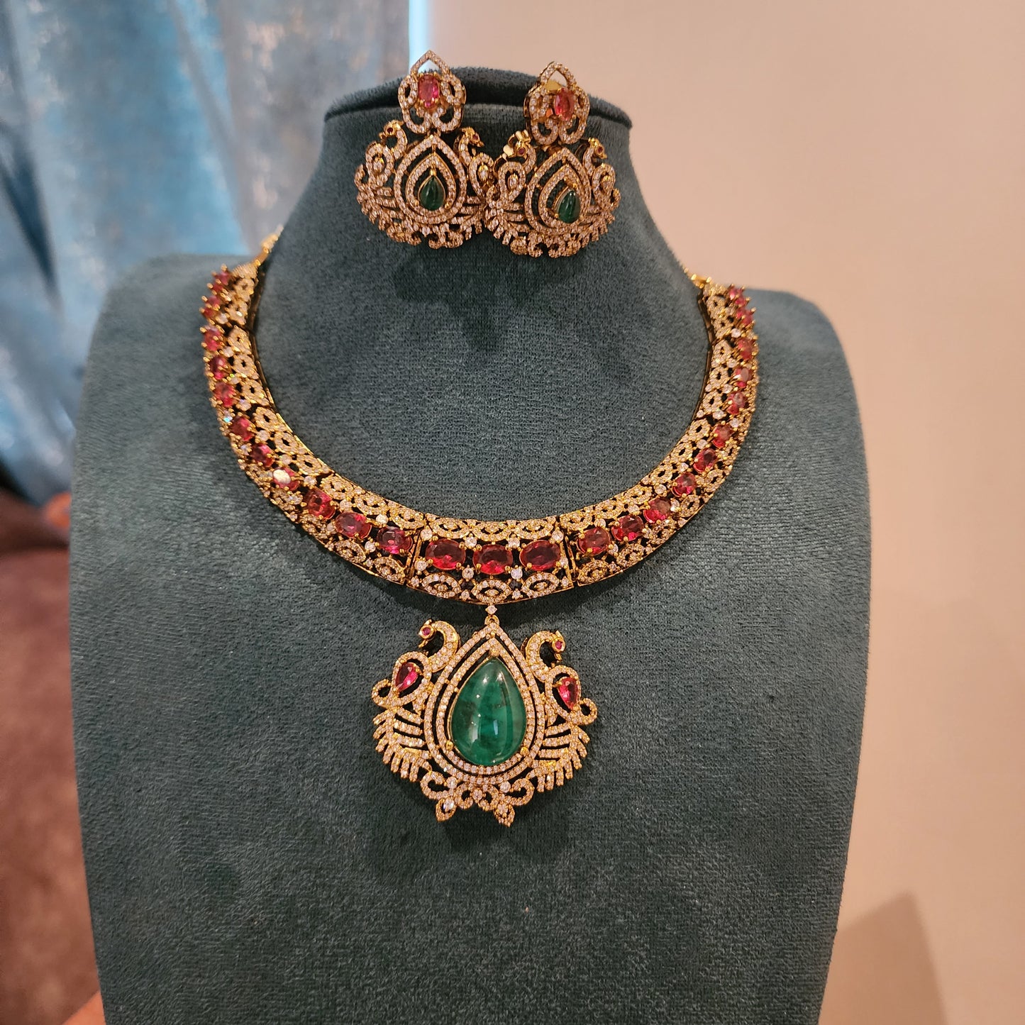 Divya- victorian hasli with doublet pendant