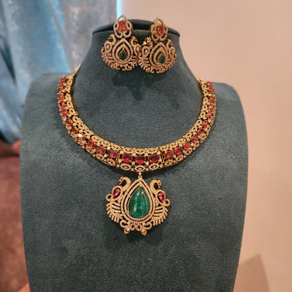 Divya- victorian hasli with doublet pendant