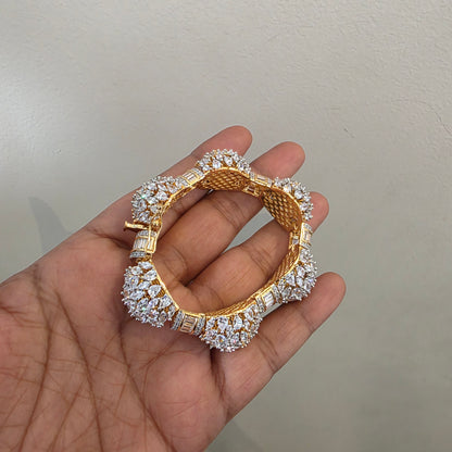 Openable zircon bracelet