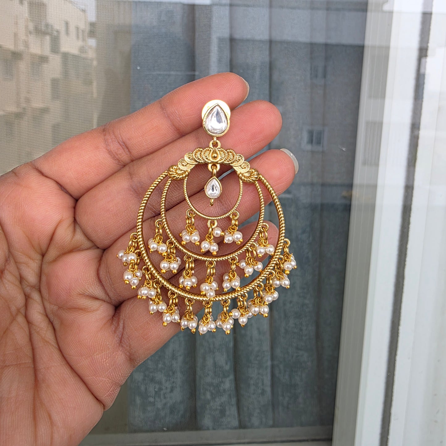 Concentric circle pearl hanging