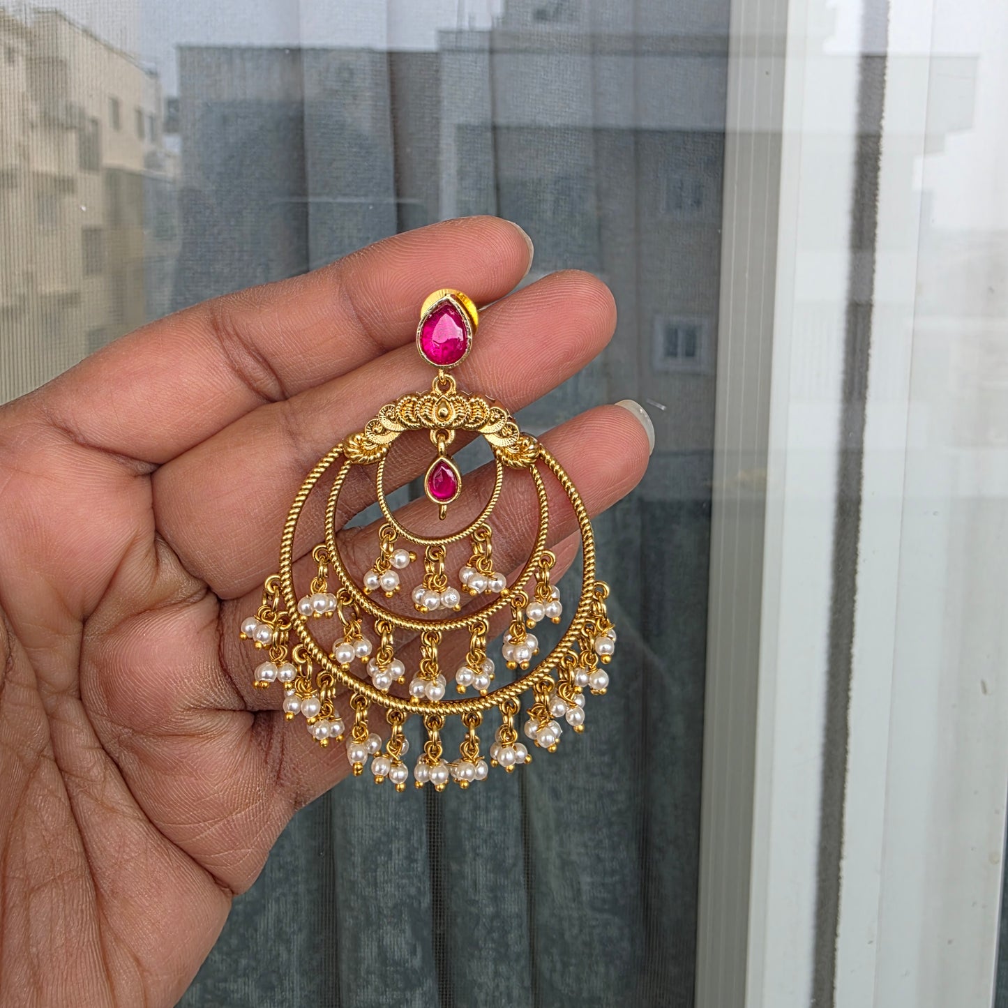 Concentric circle pearl hanging