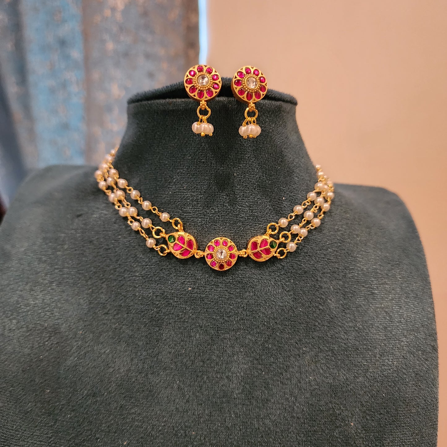 Pearl with round jadau pendant choker