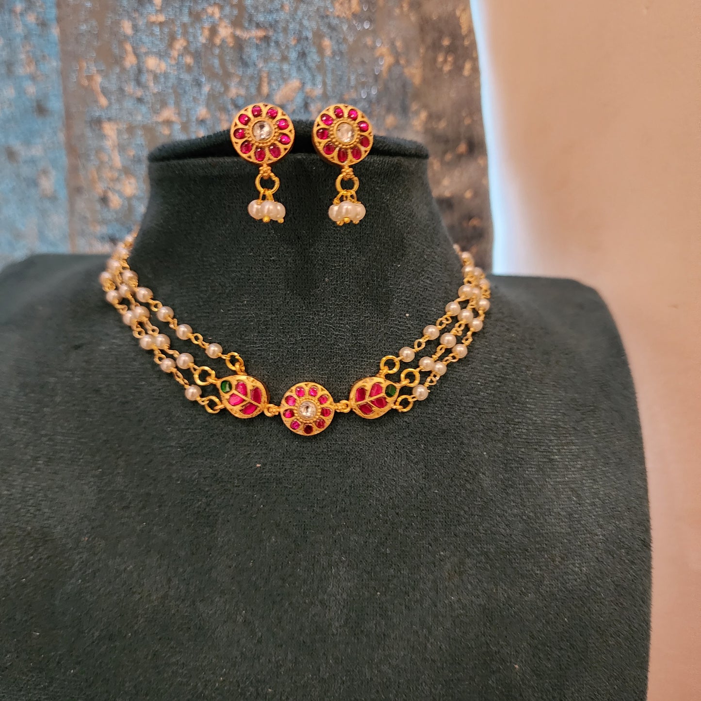 Pearl with round jadau pendant choker