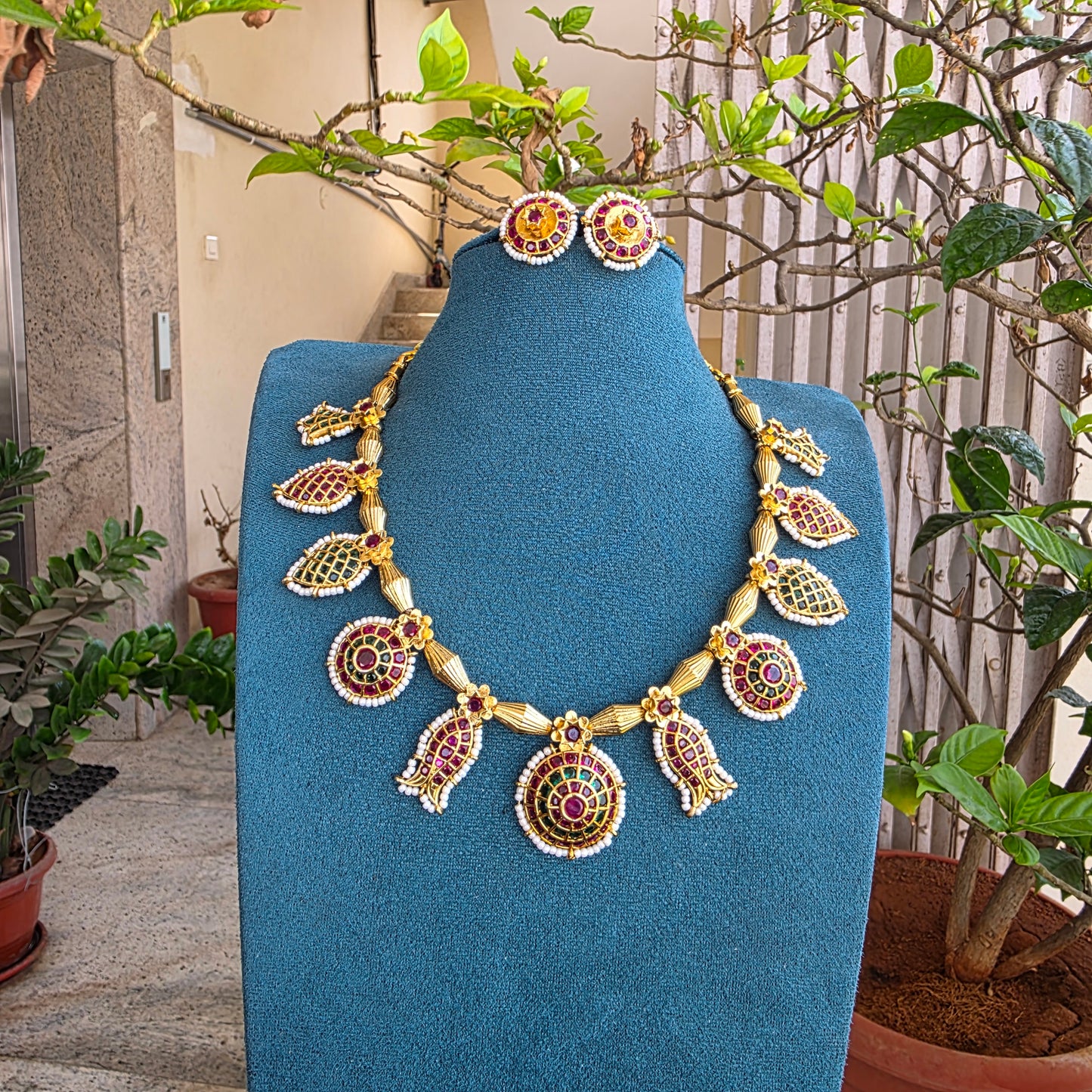 Hemangi- vinatge antique gold kemp neckset