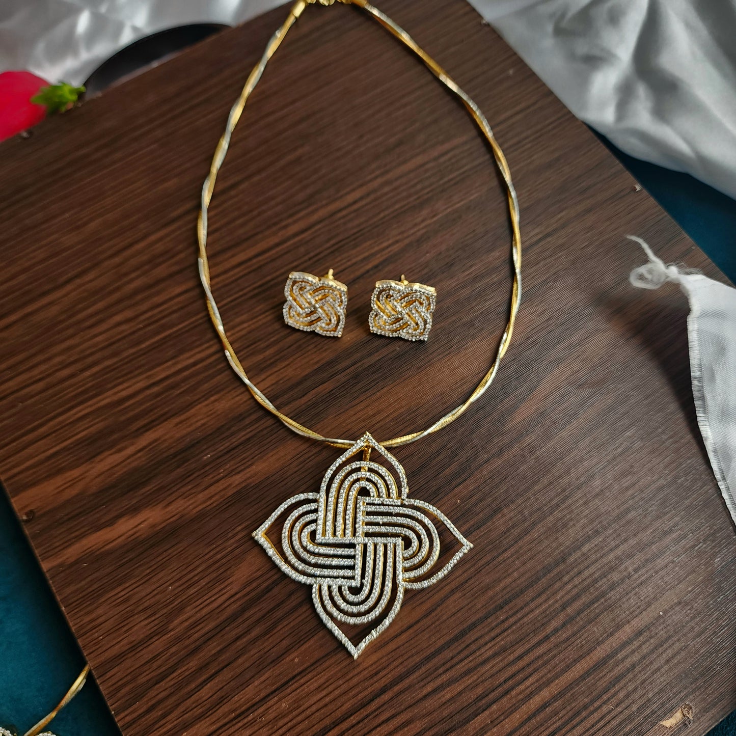 Rangoli 1 pendant set with twisted chain