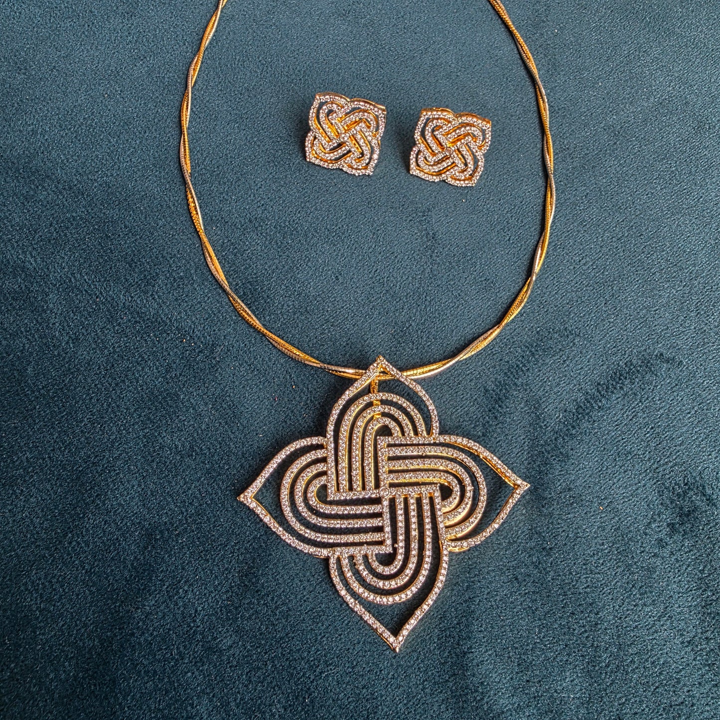 Rangoli 1 pendant set with twisted chain