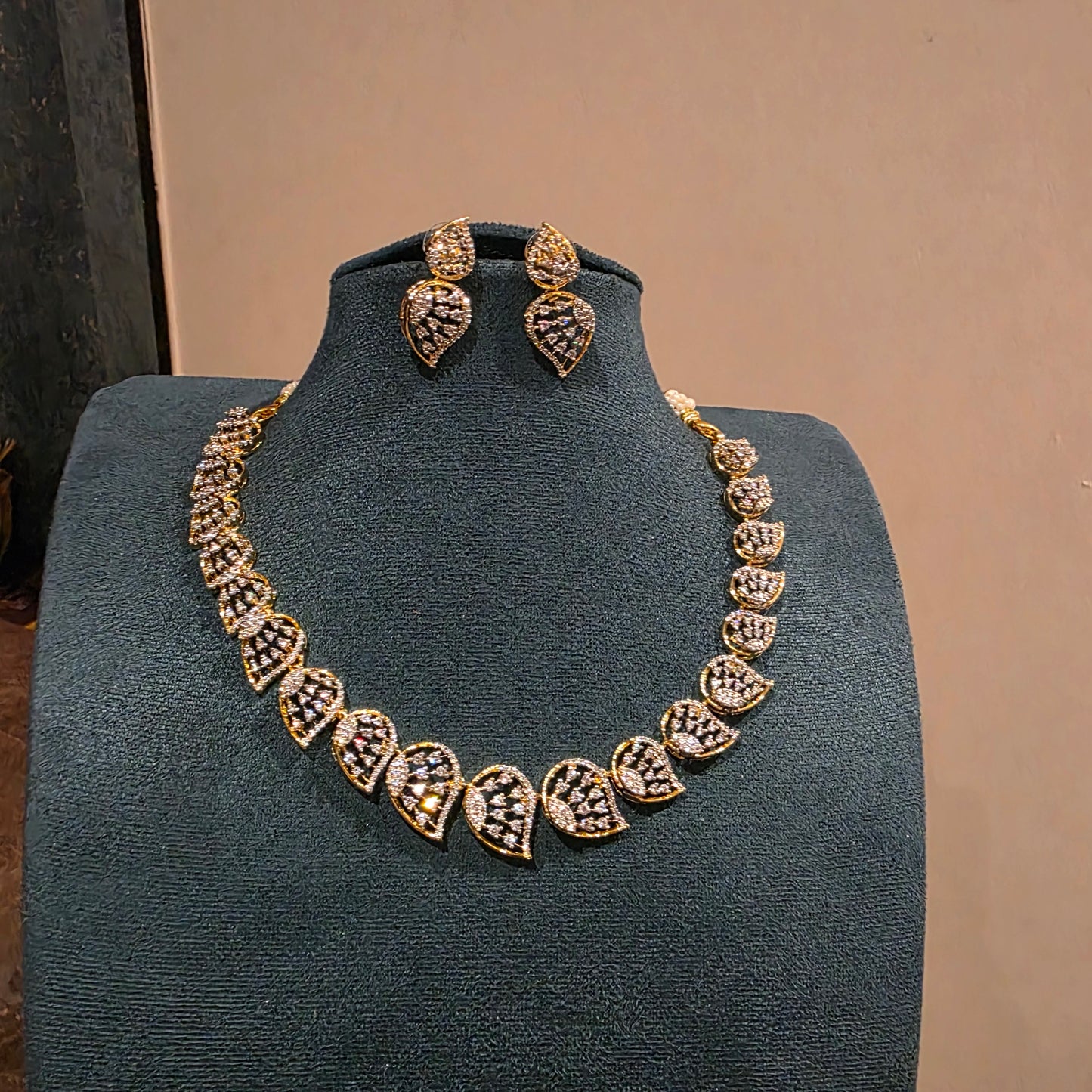 Leaf shaped motifs diamond replica neckset