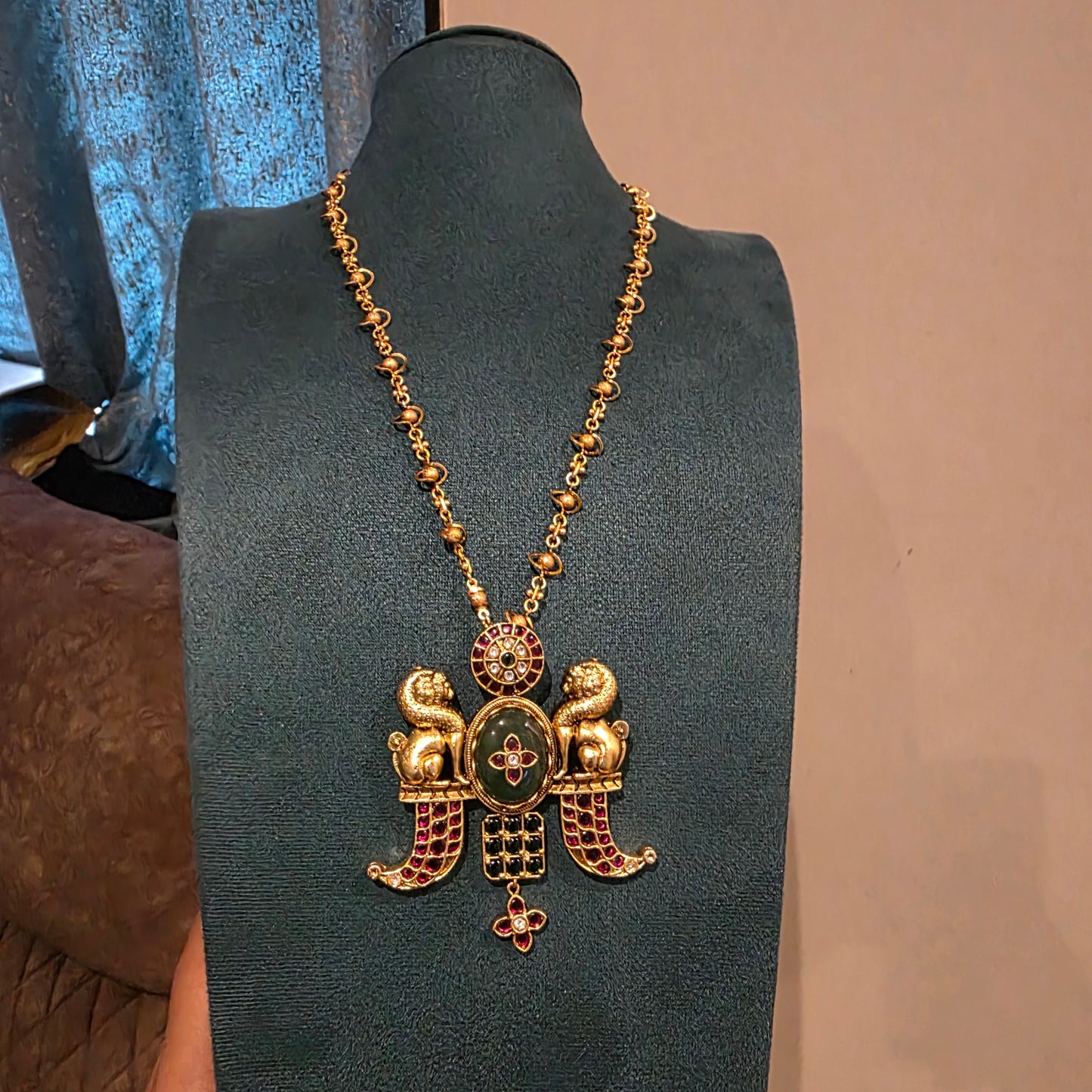 Simhini- antique kemp stone pendant chain