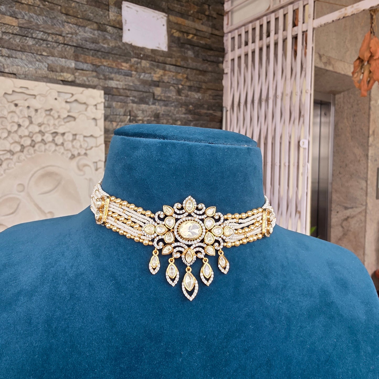 Amyra- pearl and polki choker