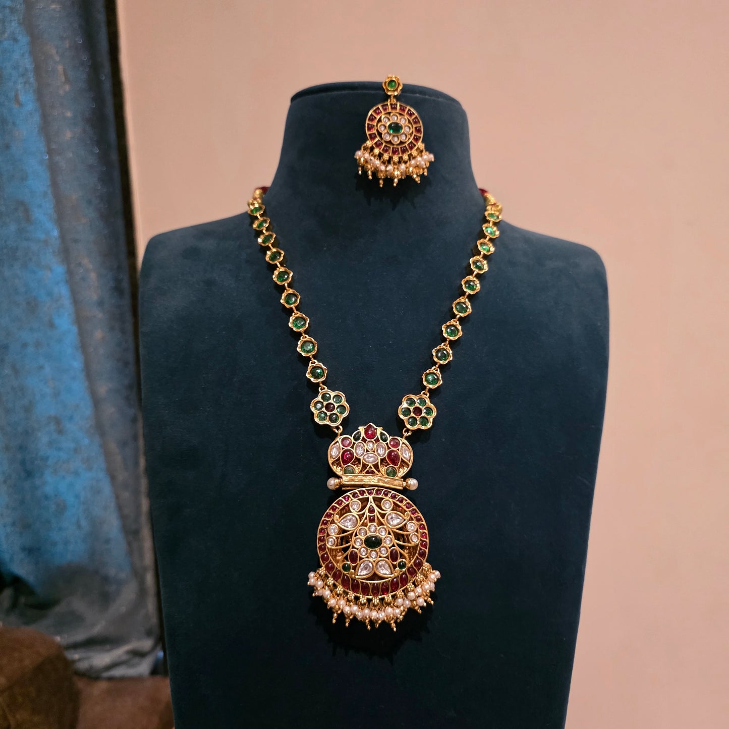 Dwaita- reversible kemp stone neckset