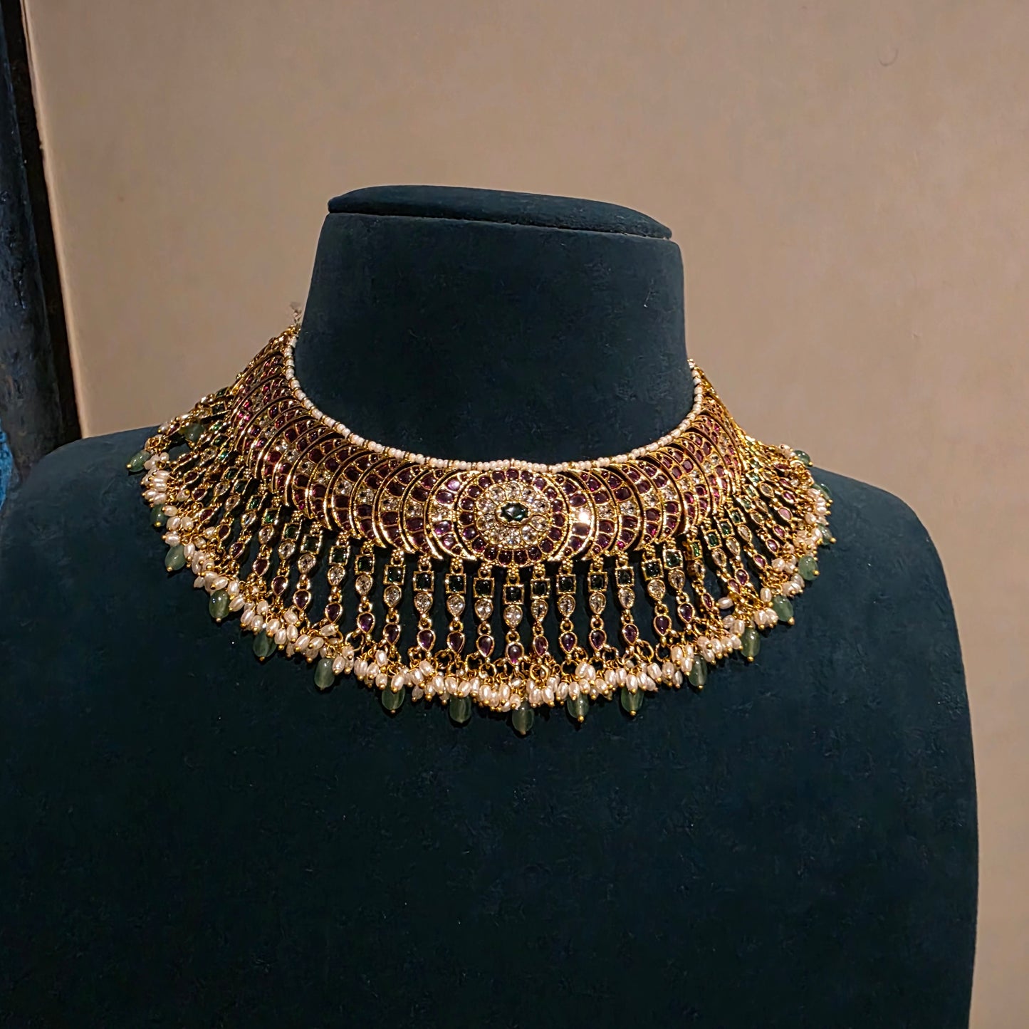 Advithiya- kemp stone choker