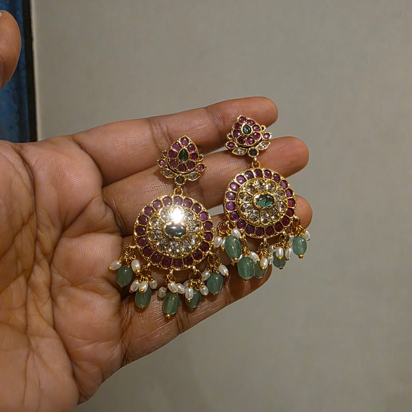 Advithiya- kemp stone choker