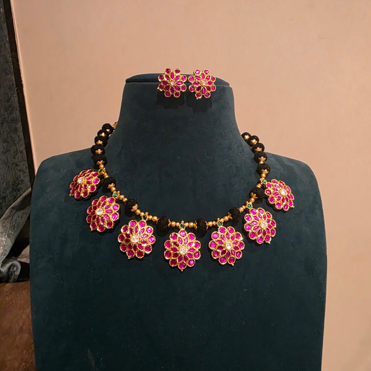 Kusumavati-jadau black thread neckset