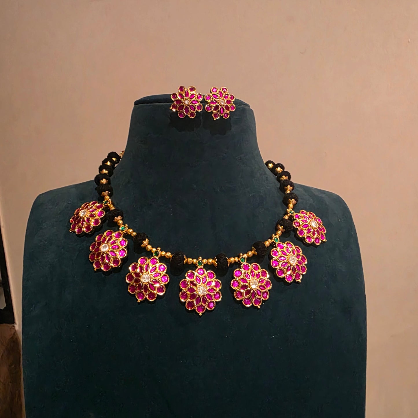 Kusumavati-jadau black thread neckset