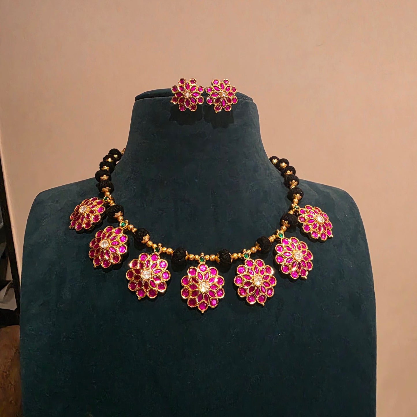 Kusumavati-jadau black thread neckset
