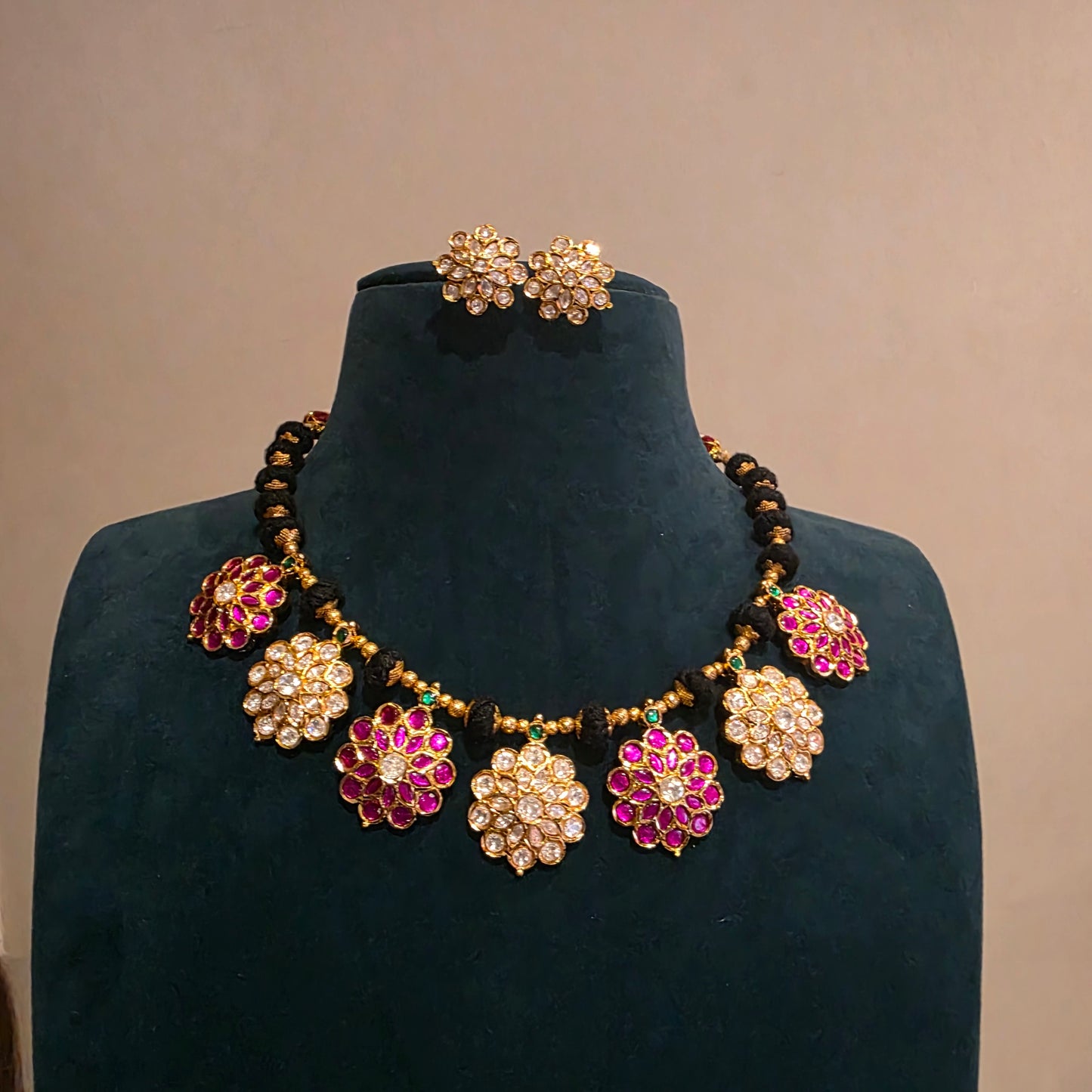 Kusumavati-jadau black thread neckset