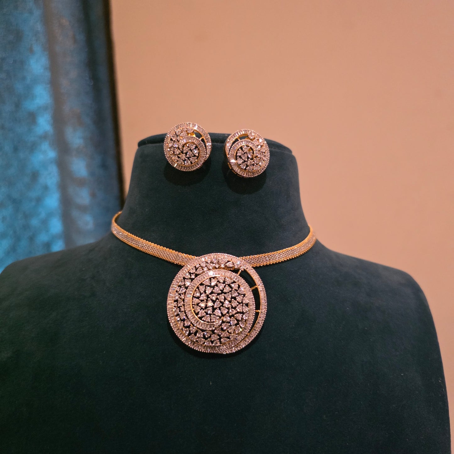 Royal swirl- diamond like ad pendant set with chain
