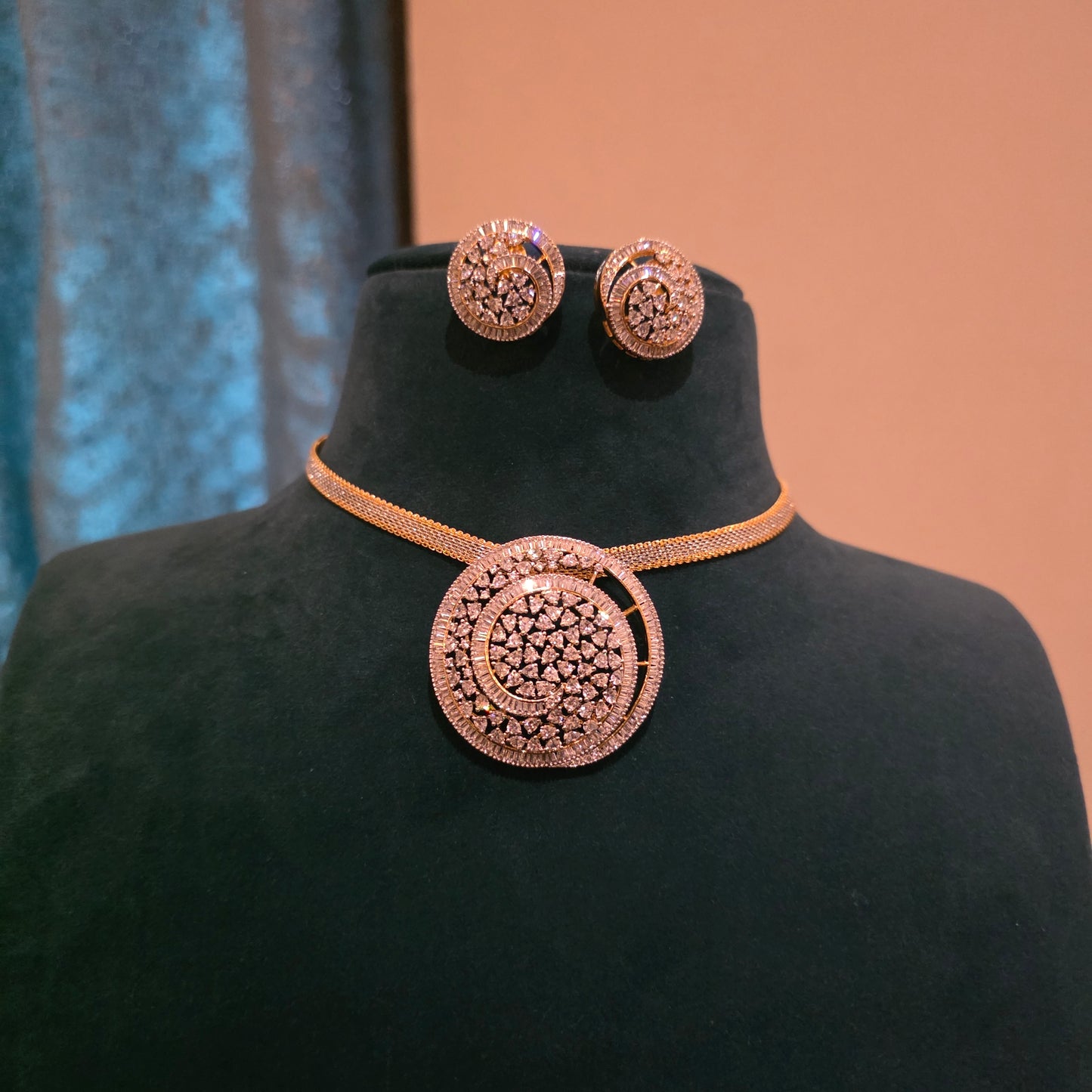 Royal swirl- diamond like ad pendant set with chain
