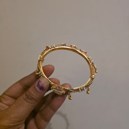 Preethi- oval shaped heritage openable kada bangles