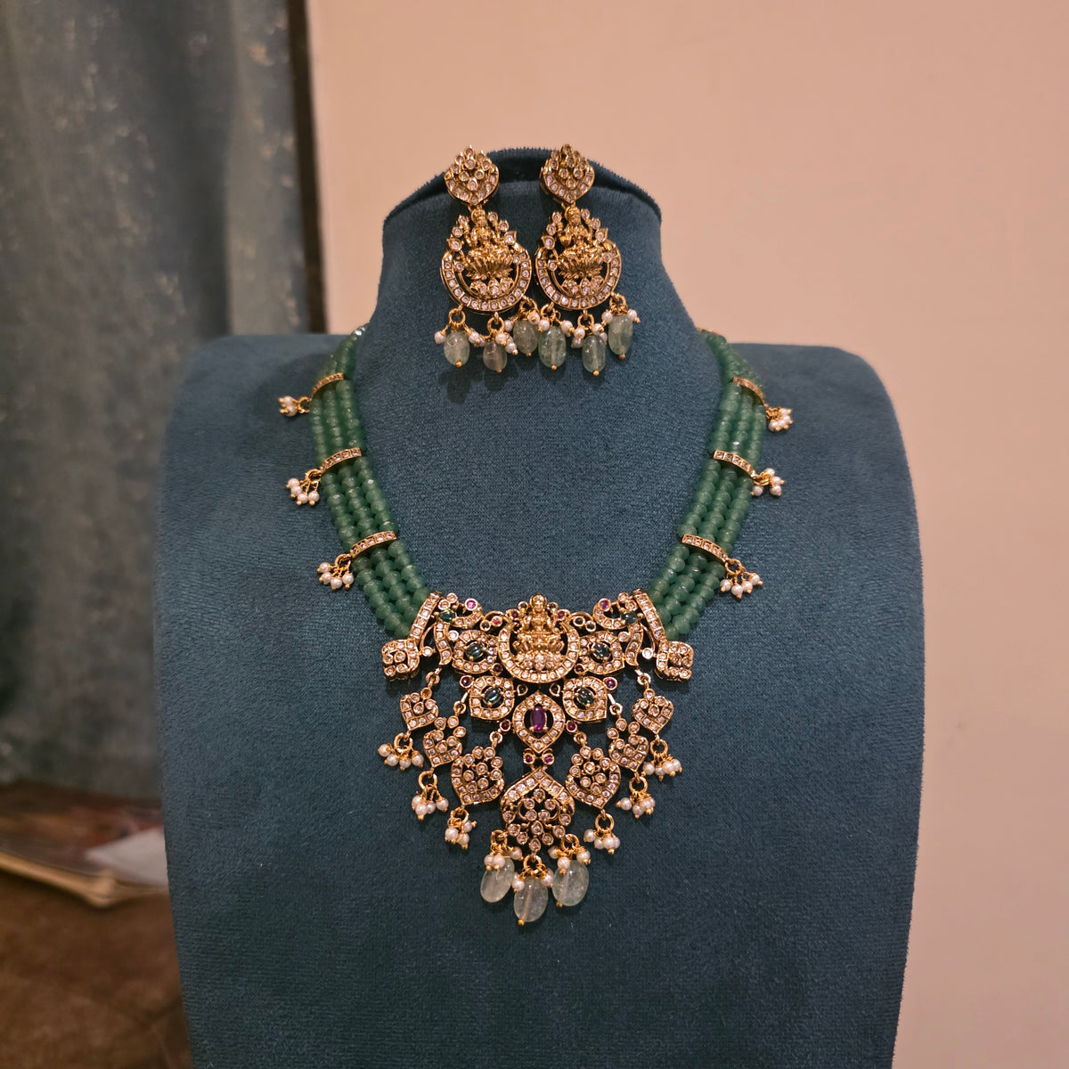 Green crstal victorian neckset