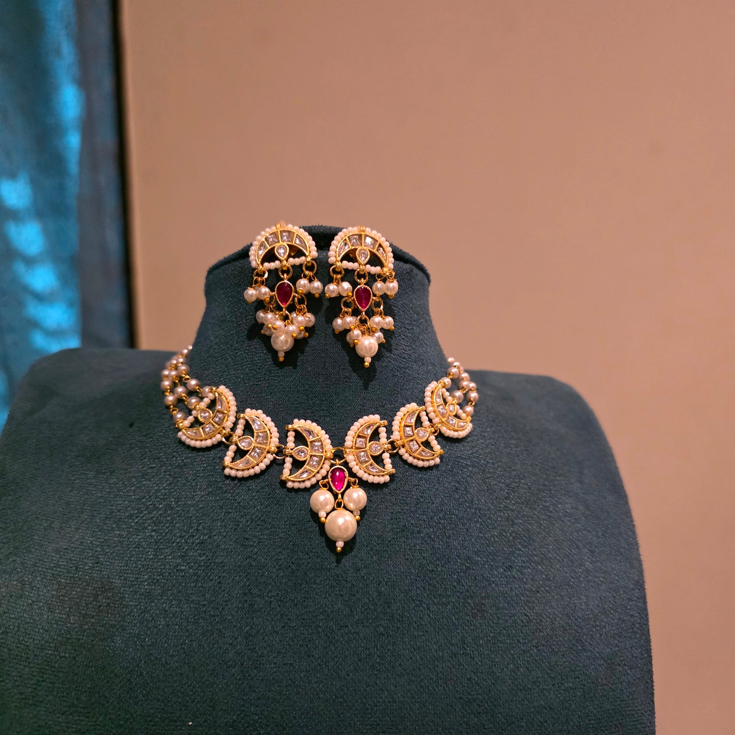 Naina- pearl and kundan choker