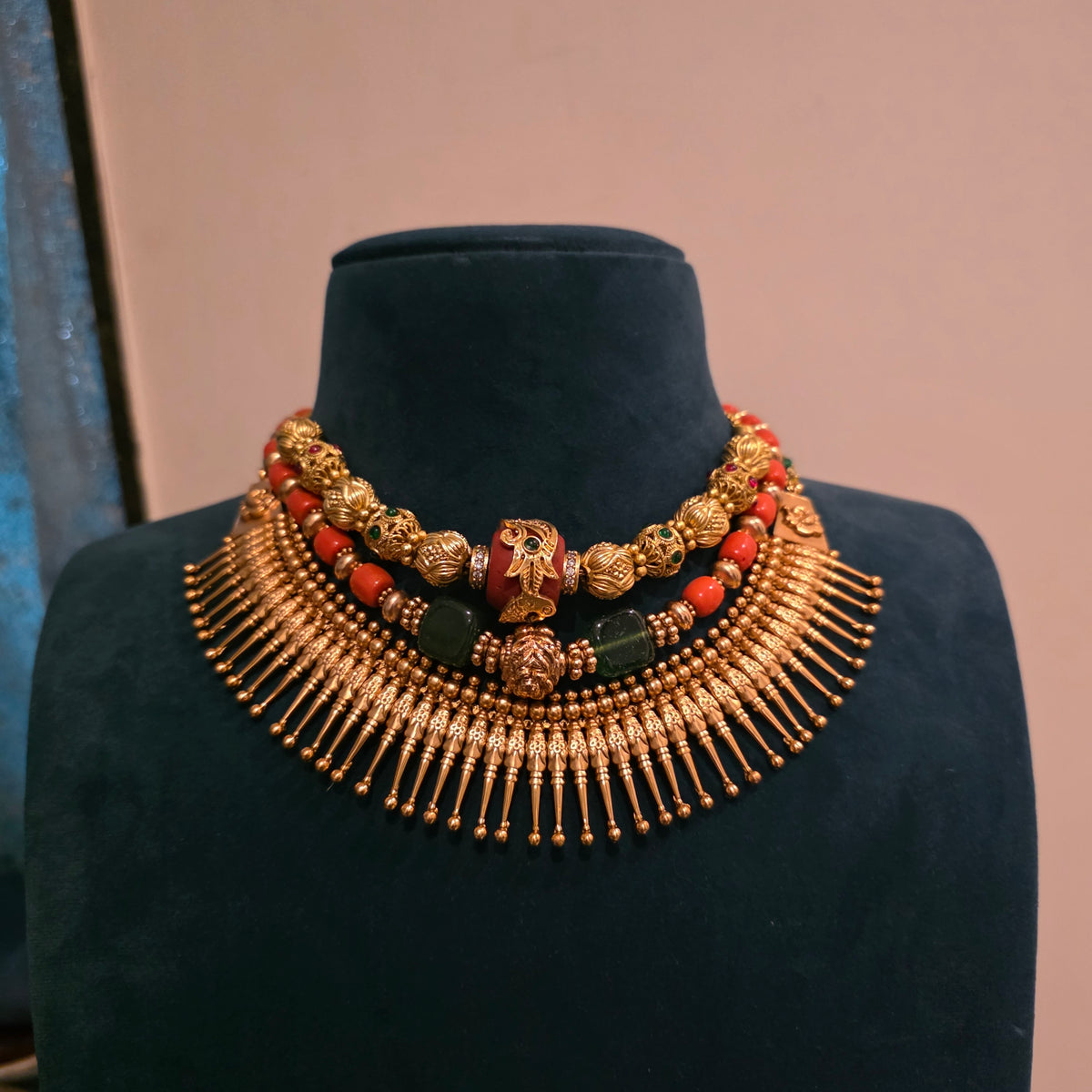 Pravala-3 layered coral necksets