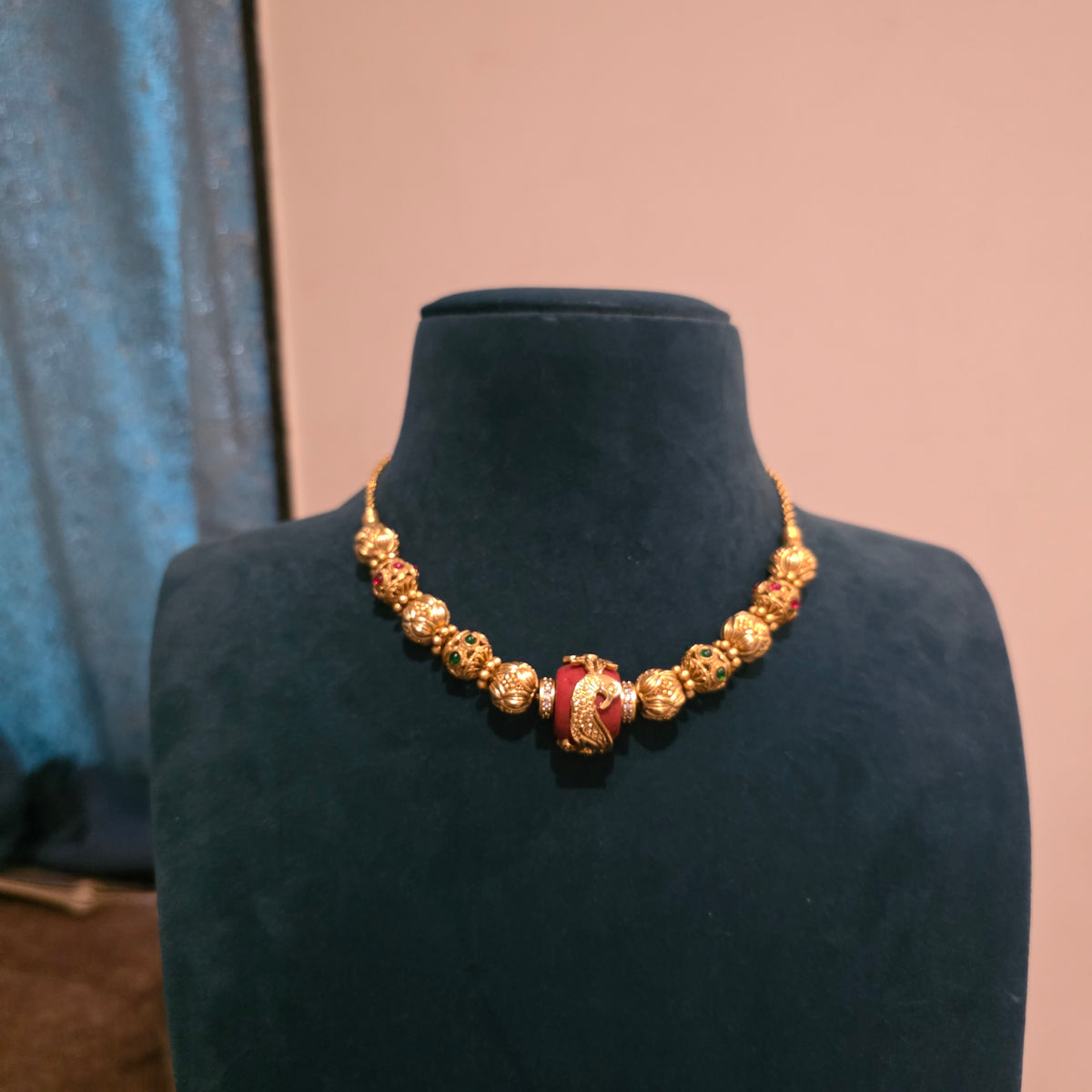 Pravala-3 layered coral necksets