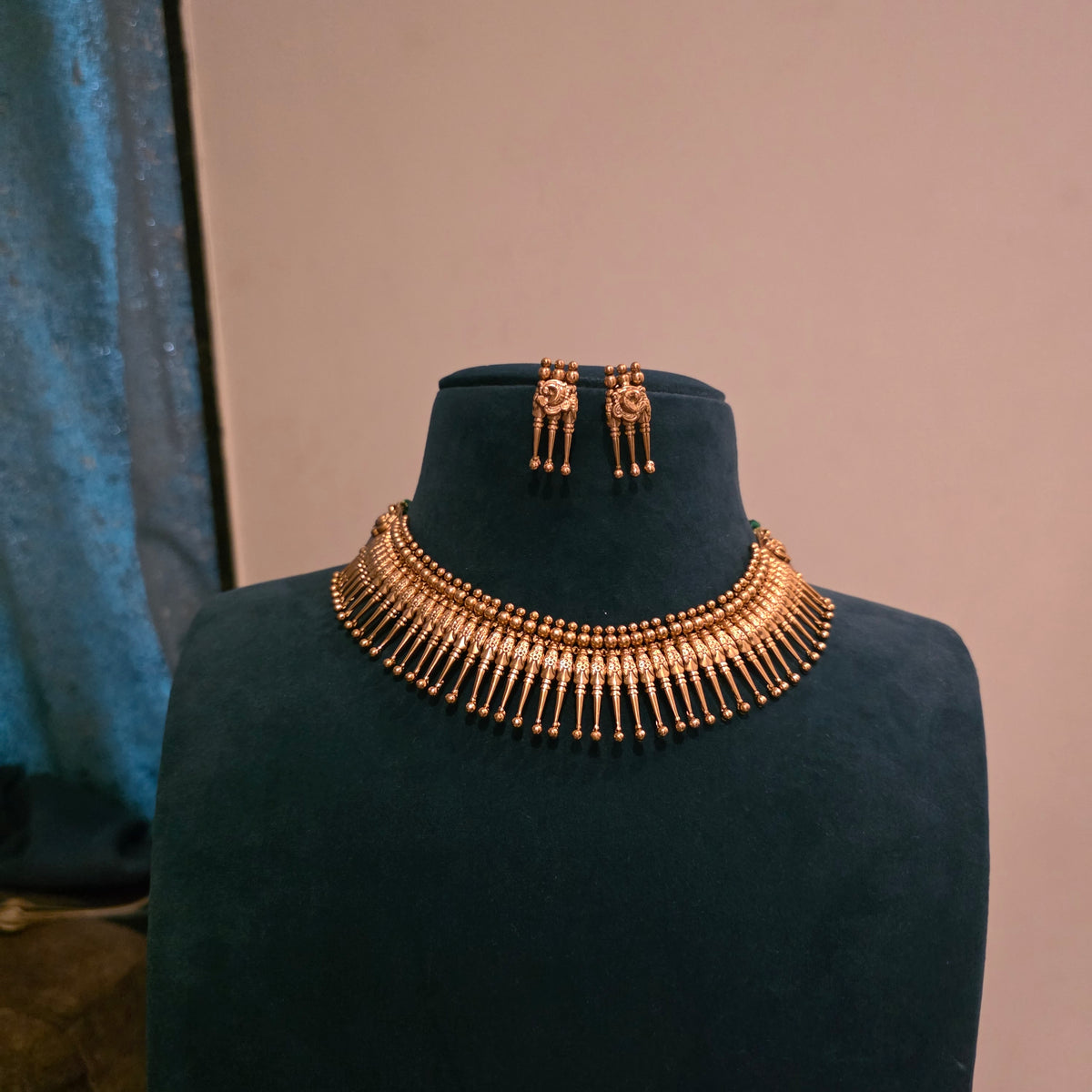 Pravala-3 layered coral necksets