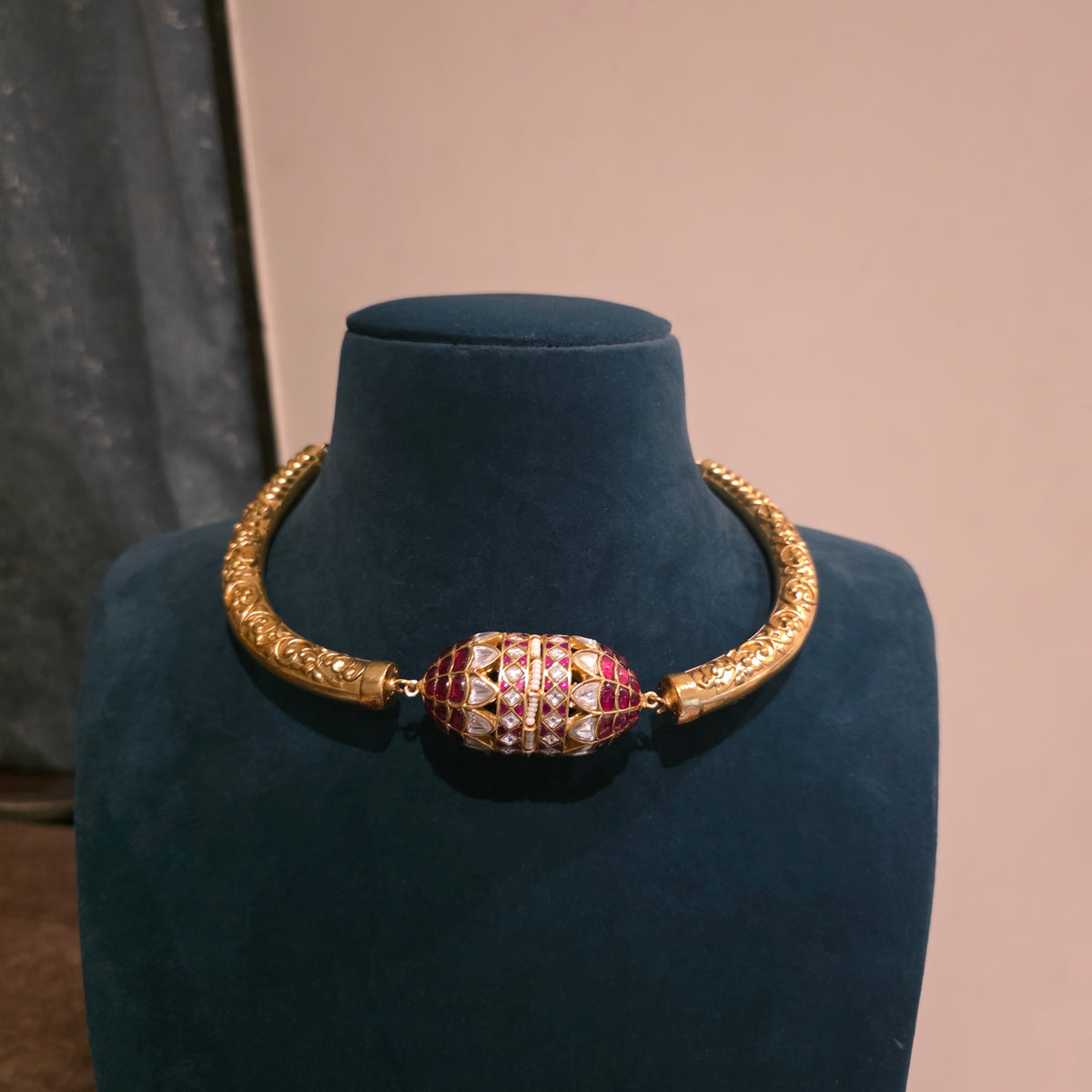 Vasuki- hasli with jadau tumble
