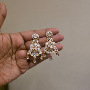 Dhavala- polki and epoxy flower motifs neckset
