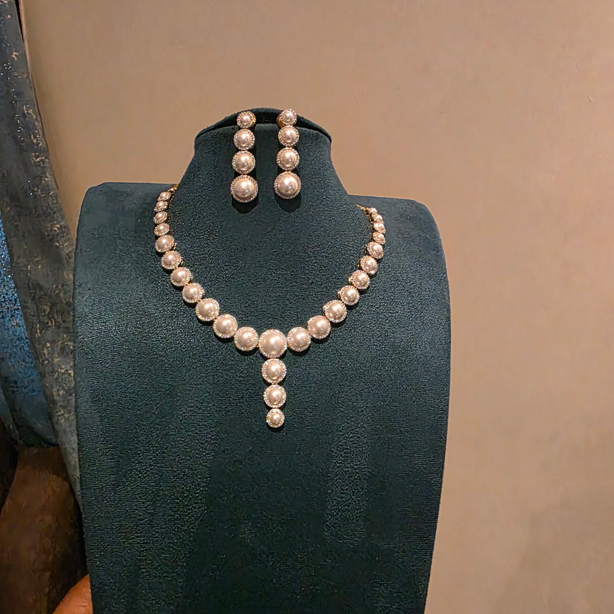 Mutyam- pearl and neckset